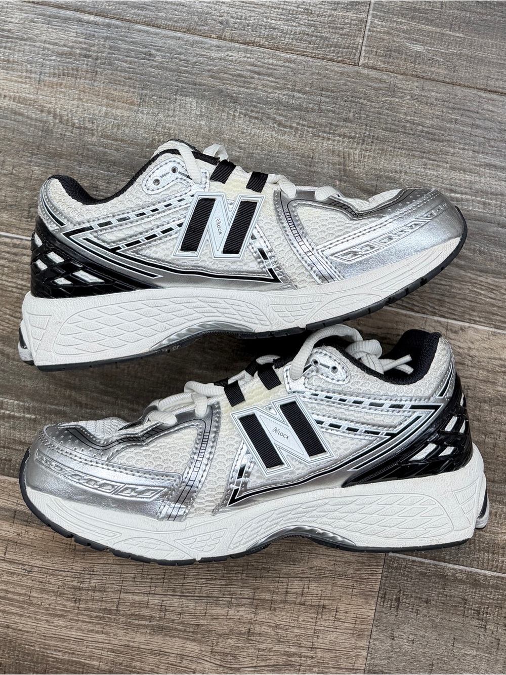 New Balance 1906R Silver Metallic Black 7 8.5 - Picture 2 of 6